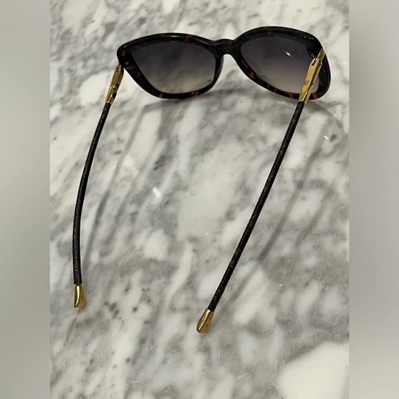 Louis Vuitton Sunglasses- tortoise design folds two ways - Picture 6 of 7